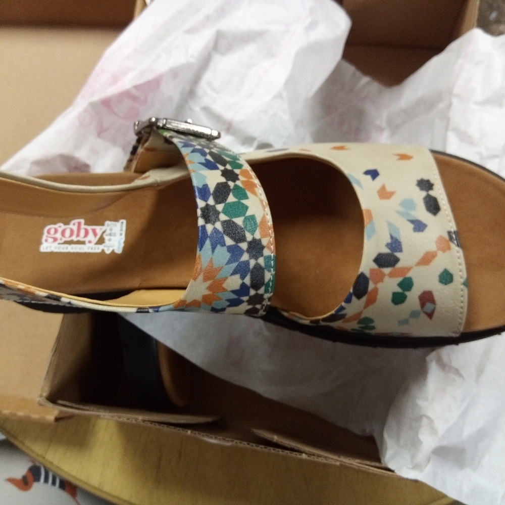 🆕Goby Sandals NEW🍀Size 11🍀 with original box📦 fits to size,lovey neutral colors